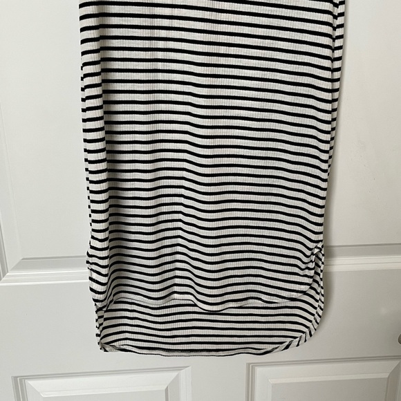 Black and white ribbed shirt sleeved dress - Picture 2 of 3